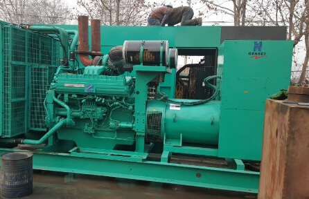 靖西发电机组如何判断水冷式机油散热器内部是否需要清洗？